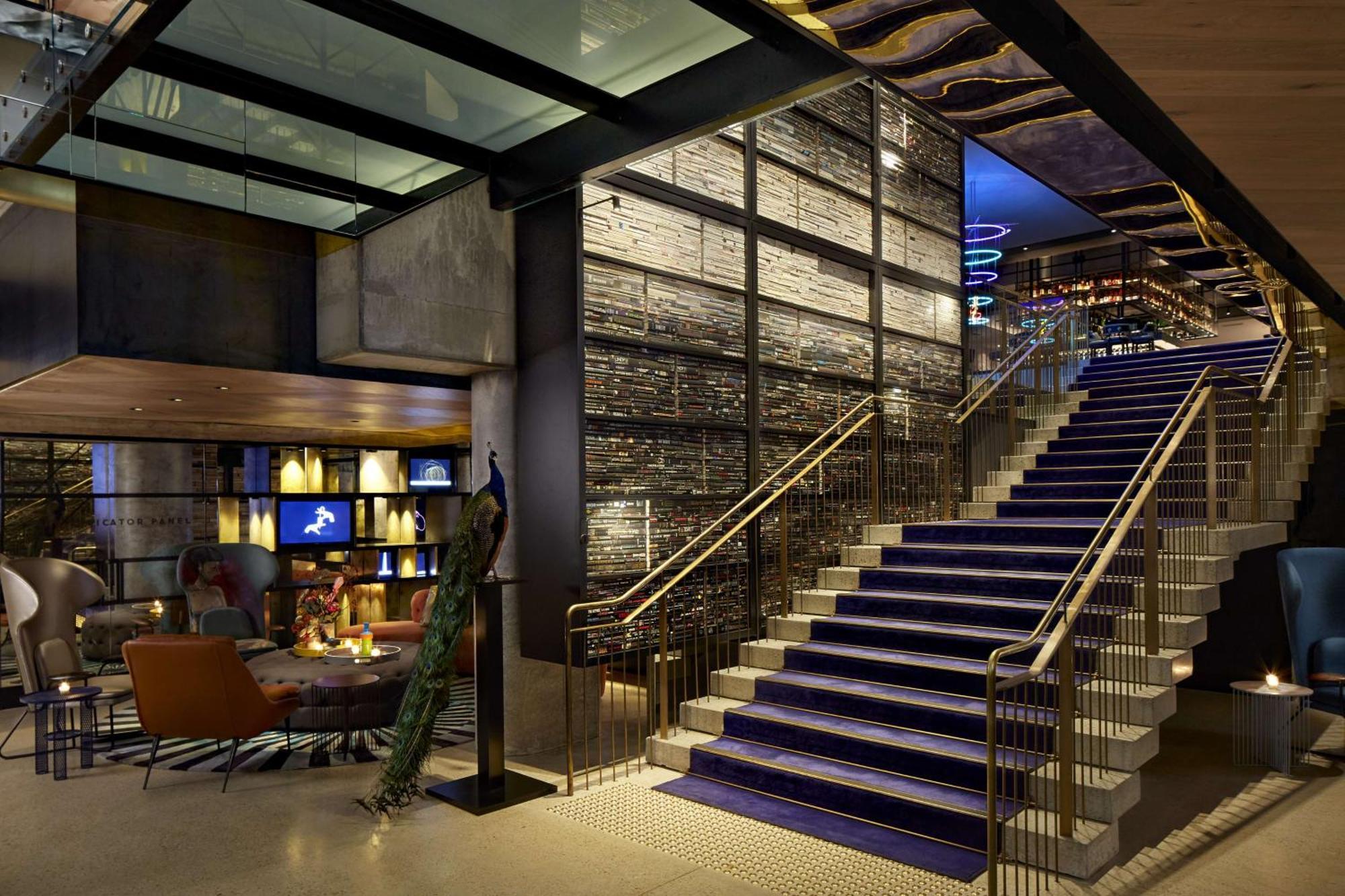 Qt Melbourne Exterior foto The interior of the hotel