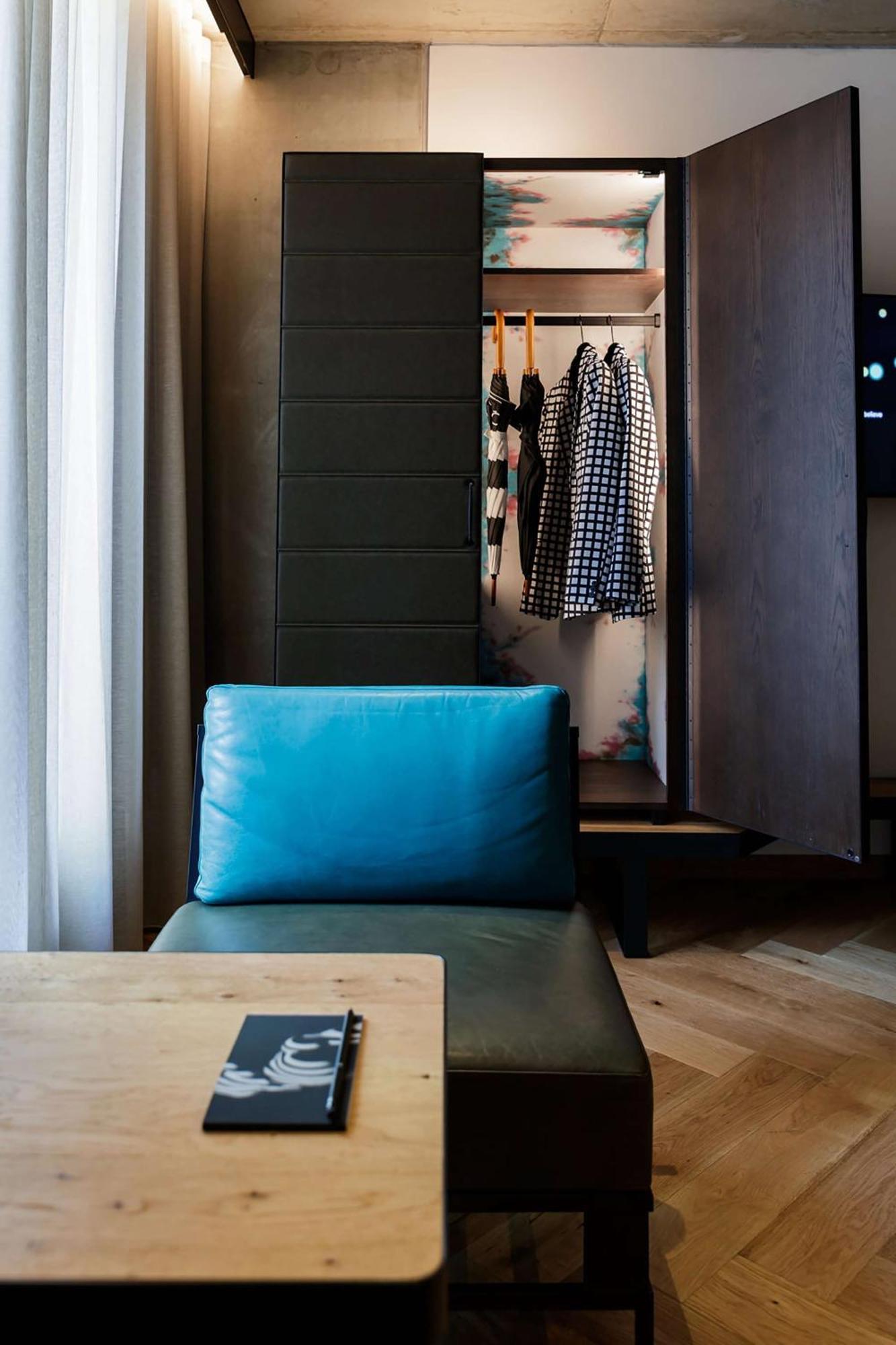 Qt Melbourne Exterior foto A blue cushion