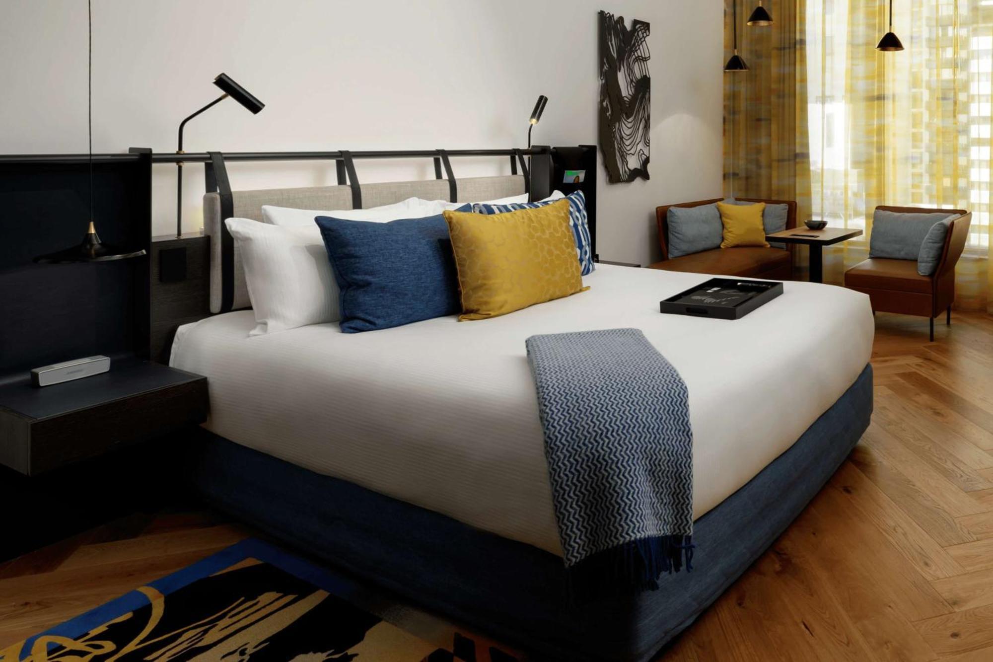Qt Melbourne Exterior foto A bedroom at the hotel