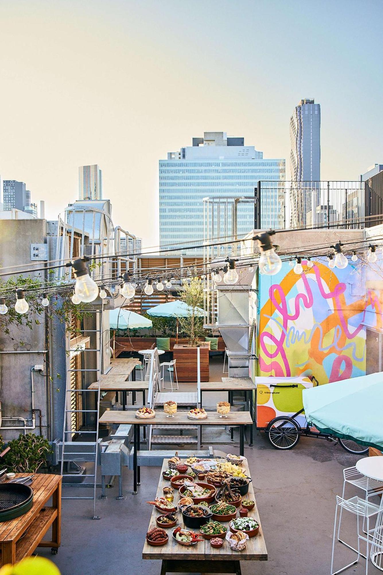 Qt Melbourne Exterior foto The rooftop bar at the Standard East Village