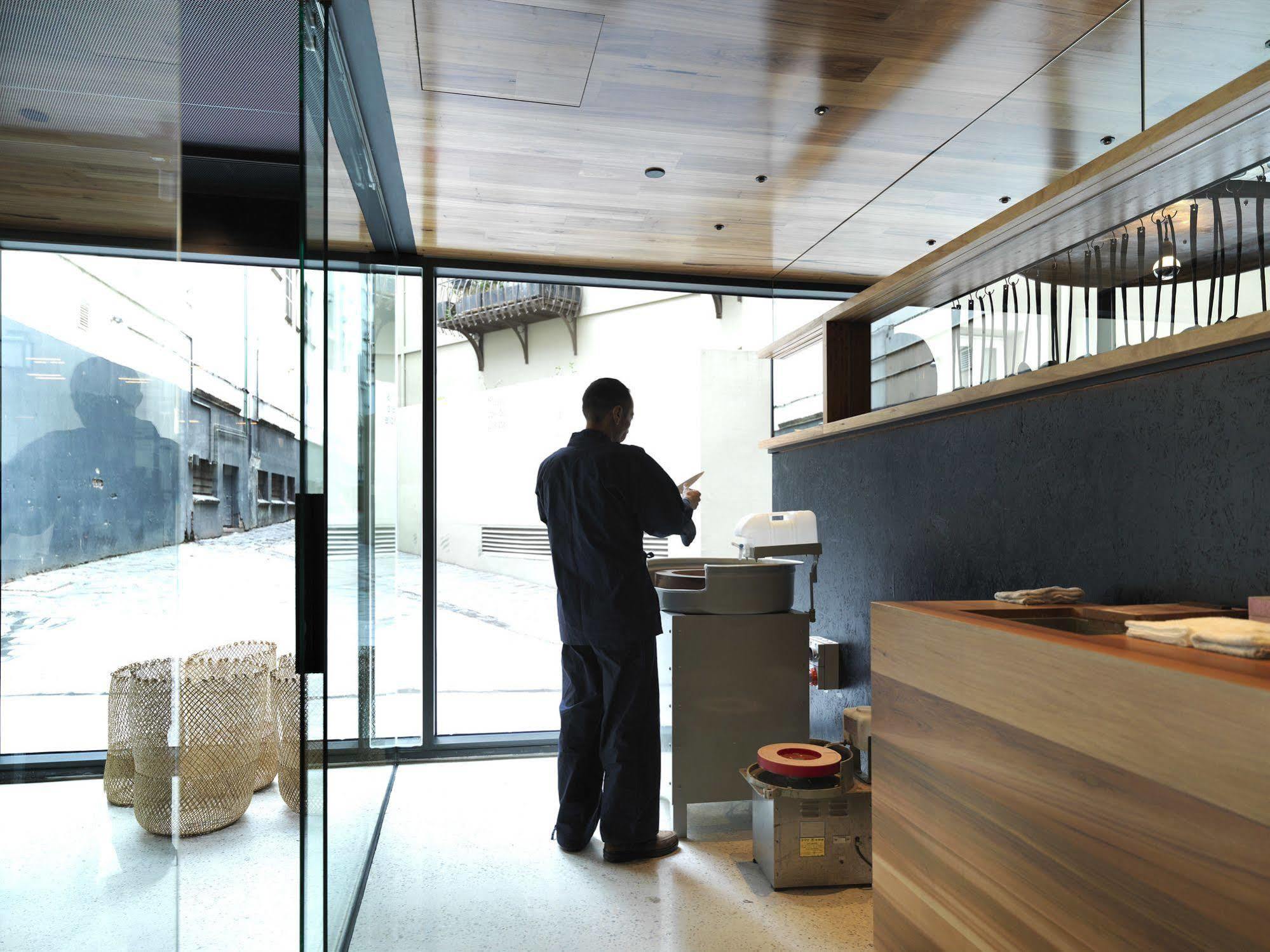 Qt Melbourne Exterior foto A barista at work
